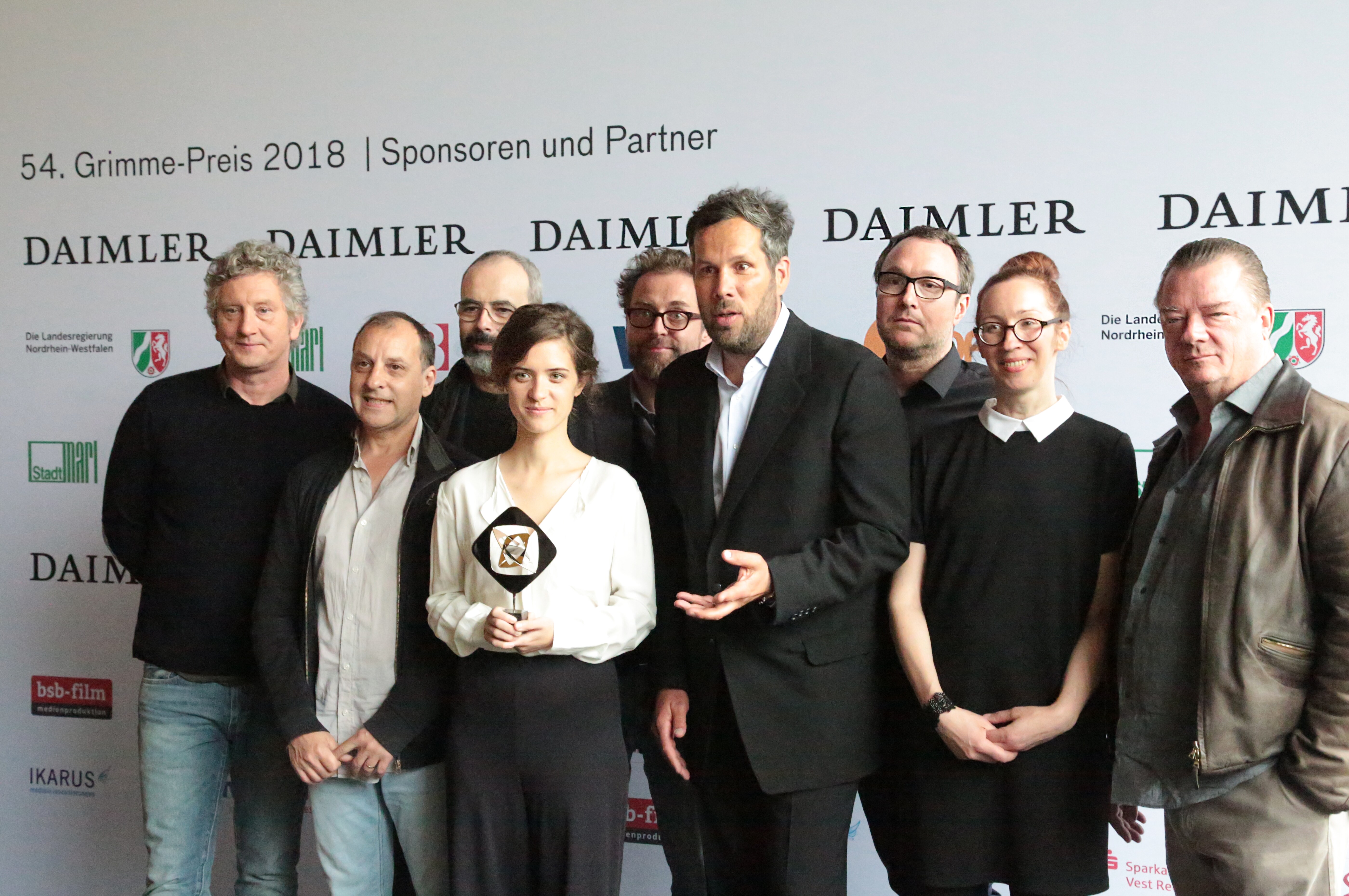 Mitglieder des Babylon-Berlin-Teams, darunter Liv Lisa Fries sowie Achim von Borries und Henk Handloegten, beim Grimme-Preis am 13. April 2018 in Marl. Foto: 9EkieraM1 / Wikimedia Commons, CC BY-SA 3.0. Je 80 px links und rechts sowie 60 px oben und unten beschnitten, Helligkeit um 2 % erhöht. Kein Szenenbild aus Staffel 5 und kein Foto vom Start im September 2026.