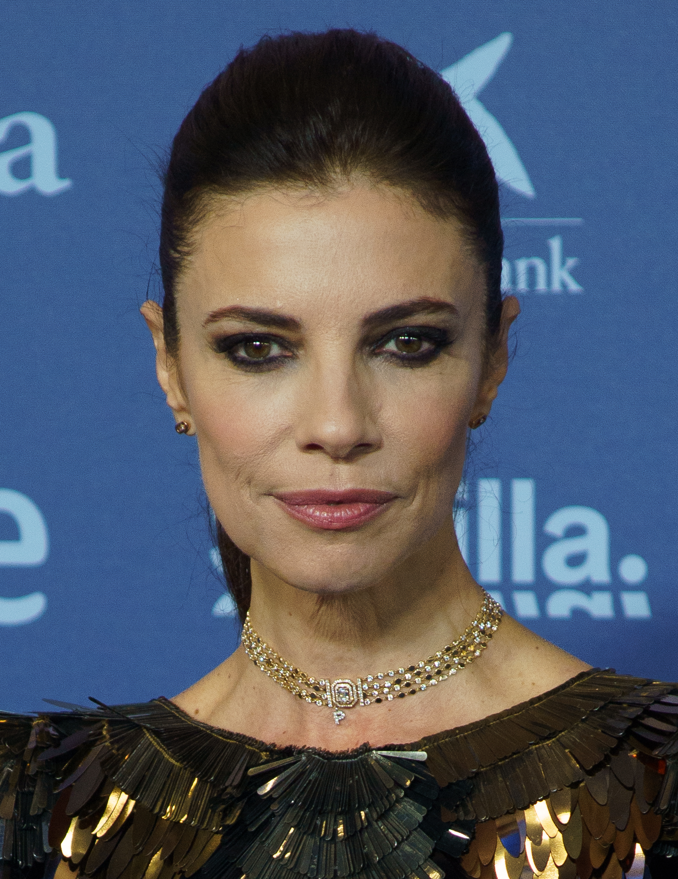 Maribel Verdú en la alfombra roja de los Premios Goya, 11 de febrero de 2023. Retrato de archivo de la actriz que interpreta a Isabel; no es una escena de Bajo tus pies, su personaje ni el rodaje en Bilbao. Pedro J Pacheco / Wikimedia Commons, CC BY-SA 4.0; recorte de Commons usado sin cambios adicionales.