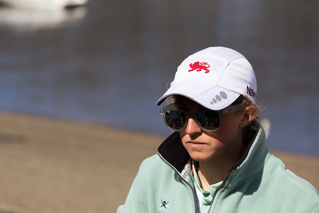 Rosemary Ostfeld, Steuerfrau des Cambridge-Frauenteams, beim Münzwurf vor dem Women's Boat Race am 11. April 2015. Echtes Ruder-Sportfoto, aber kein Szenenbild aus Crew Girl, kein Foto der Figur Teagan und kein Ereignis von 2026. Katie Chan / Wikimedia Commons, CC BY-SA 4.0; unverändert verwendet.