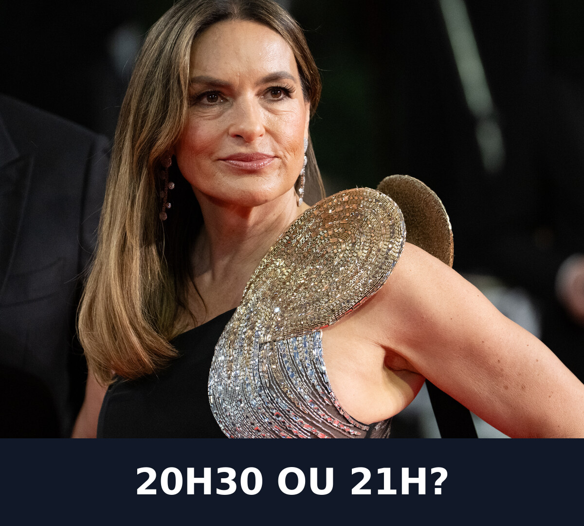 Mariska Hargitay no tapete vermelho de Vie Privée, Festival de Cannes, em 20 de maio de 2025. Foto de arquivo da apresentadora do Emmy 2026; não é registro da cerimônia, da TNT, da HBO Max ou de setembro de 2026. YantsImages / WikiPortraits / Wikimedia Commons, CC BY-SA 4.0; crop de 35,6590%, redimensionamento e faixa por JKOOK OTT.