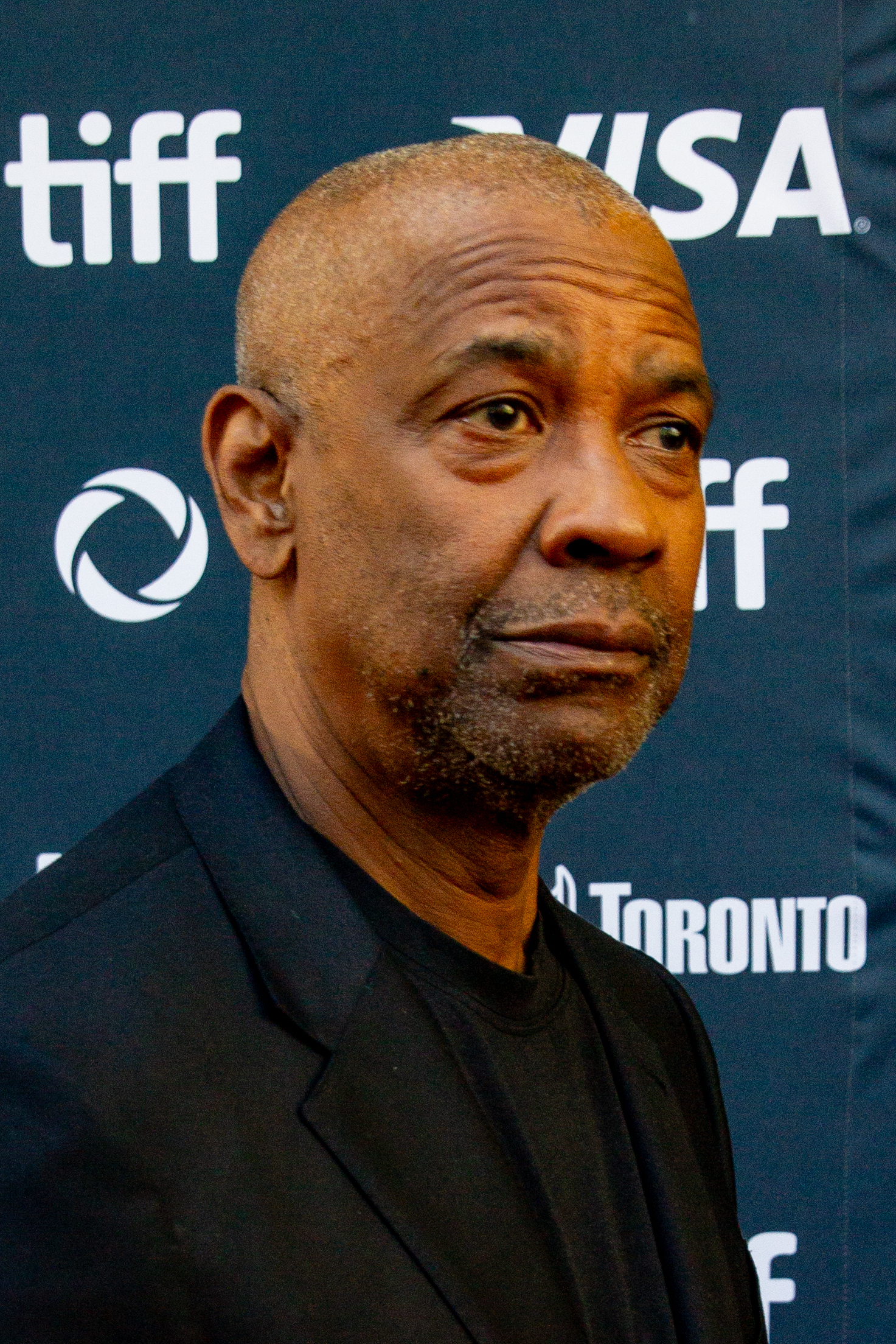 Denzel Washington al Toronto International Film Festival, il 10 settembre 2024, per The Piano Lesson. Ritratto d’archivio dell’interprete di Deke, non una scena di Fino all’ultimo indizio né un evento italiano del 2026. Foto: Adam Chitayat / WikiPortraits, CC BY 4.0. File già ritagliato su Wikimedia Commons; nessuna ulteriore modifica di JKOOK OTT.