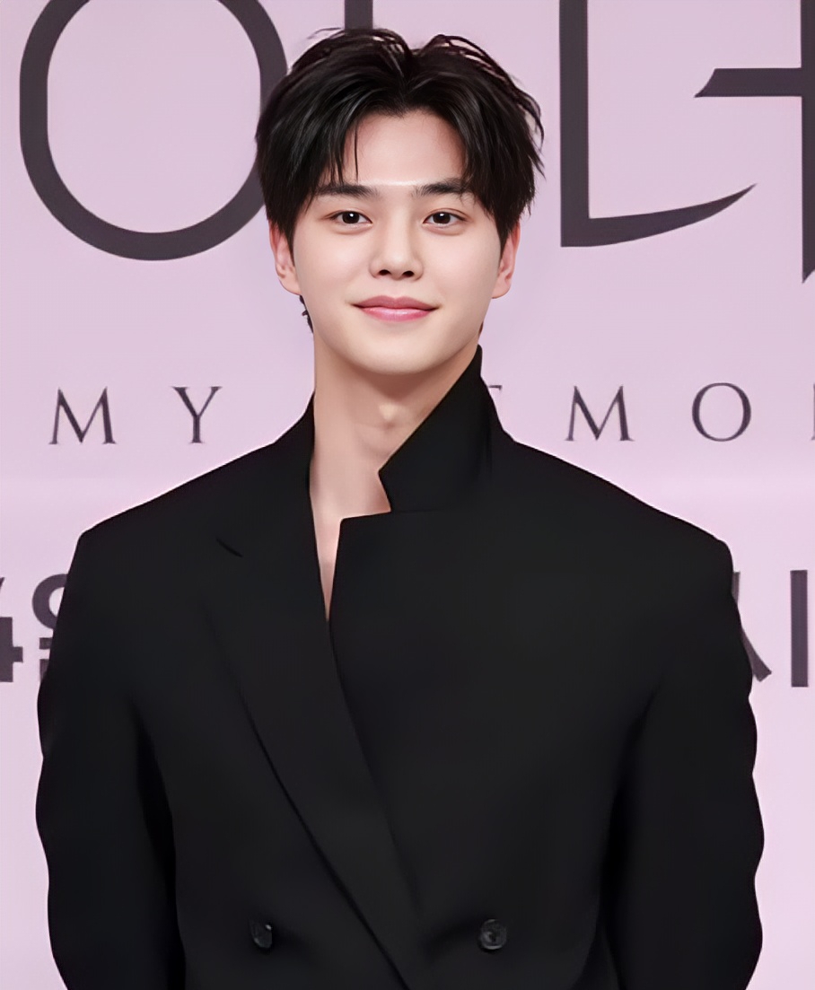 2023년 11월 24일 공개 행사 영상에 나온 송강. 《포핸즈》에서 강비오를 연기한 배우의 자료사진이며, 드라마 장면·인물 의상·2026년 촬영 현장은 아닙니다. K-POPIT 케이팝잇 / Wikimedia Commons, CC BY 3.0. 원본 그대로 사용했습니다.