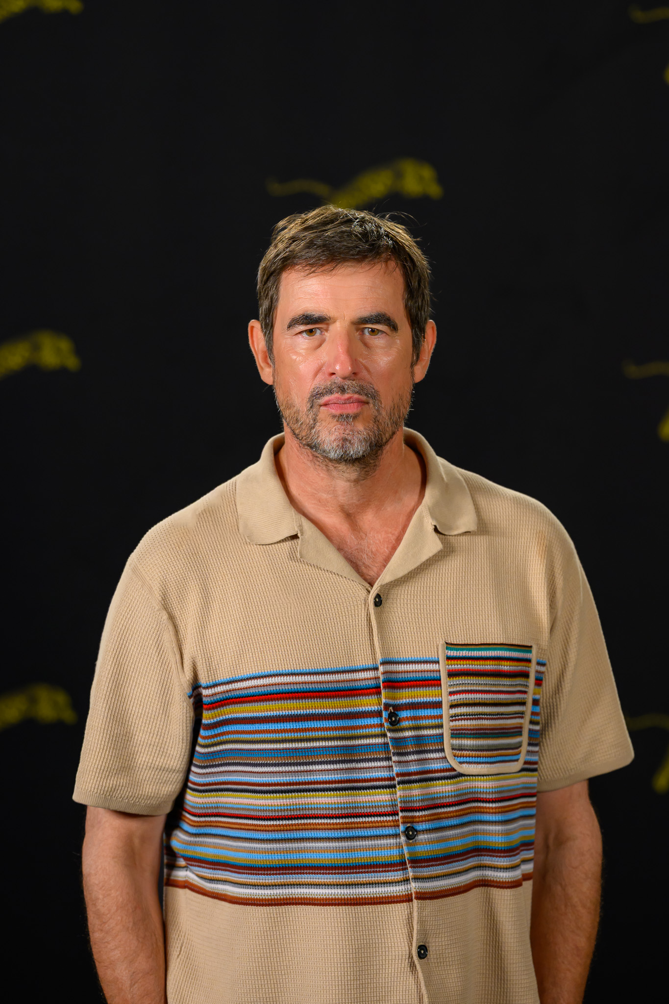 Claes Bang au 79e Festival de Locarno le 8 juillet 2026, pour un autre film. Il interprète Edmund dans La Femme secrète, mais cette photographie n’est ni une scène, ni le personnage, ni une promotion Netflix France. Marlene Landu / Wikimedia Commons, CC BY-SA 4.0 ; fichier non modifié.
