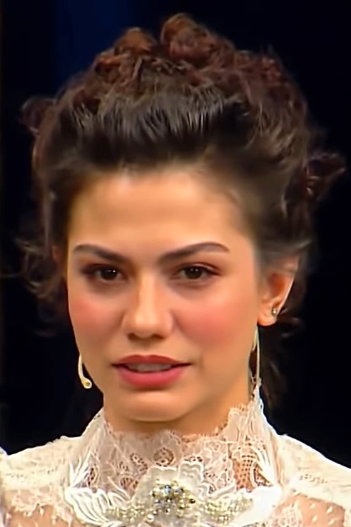 Demet Özdemir no Tolgshow em 9 de setembro de 2018. Retrato de arquivo da atriz que interpreta Farah, não uma cena de Meu Nome é Farah, a personagem, uma gravação na Turquia ou um evento da Netflix em 2026. Tolga Çevik / Wikimedia Commons, CC BY 3.0; arquivo já recortado e clareado no Commons, sem novas alterações por JKOOK OTT.