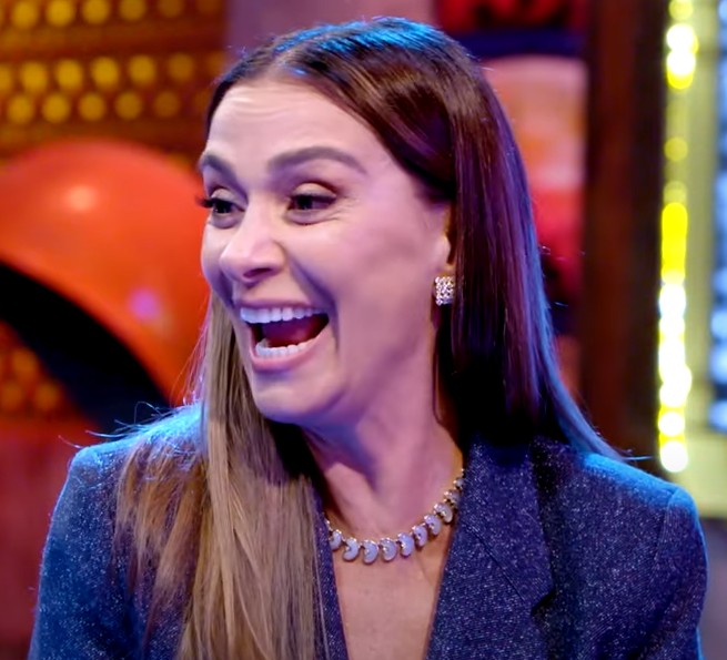 Mônica Martelli no programa Jojo Nove e Meia, do Multishow, em 14 de outubro de 2022. Foto de arquivo da atriz que interpreta Júlia, não uma cena de Minha Melhor Amiga, uma sessão ou registro de 2026. Multishow / Wikimedia Commons, CC BY 3.0; sem alterações.