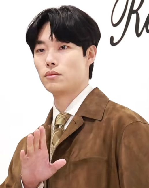 2024년 3월 19일 랄프 로렌 포토콜에 참석한 류준열. 《들쥐》에서 문재를 맡은 배우를 소개하는 자료사진이며 드라마 장면이나 2026년 현장 사진이 아닙니다. K-POPIT 케이팝잇 / Wikimedia Commons, CC BY 3.0. 원본 그대로 사용했습니다.