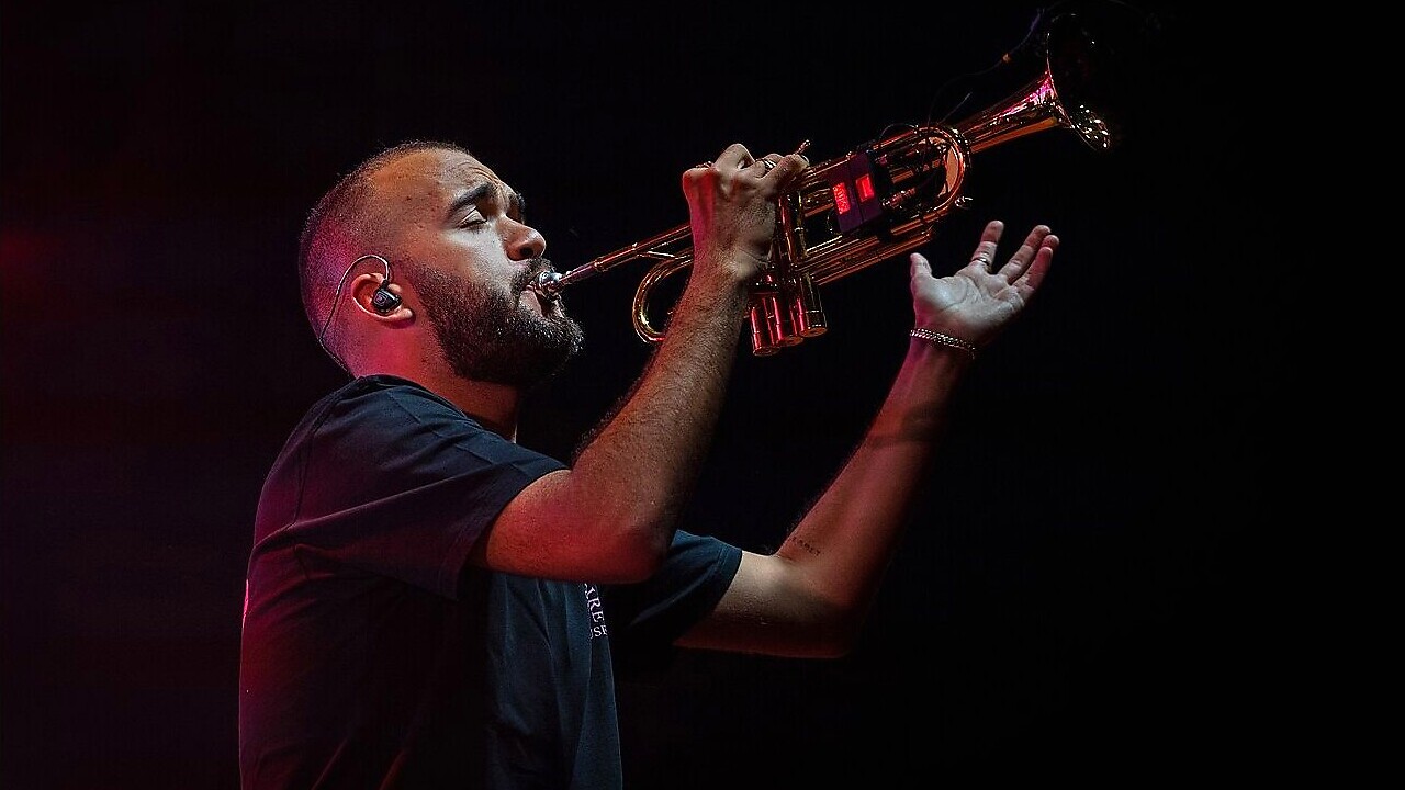 Oli joue de la trompette au festival Chauffer dans la noirceur le 14 juillet 2022. Photo de contexte sur l’un des jurés, pas une image de Nouvelle École, de la saison 5 ou de la finale. Selbymay / Wikimedia Commons, CC BY-SA 4.0 ; recadrée et légèrement ajustée.