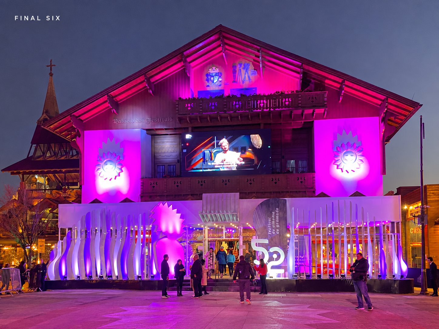 Ilustração editorial baseada em foto CC0 de Yeuxpapilon do Palácio dos Festivais no Festival de Gramado, em 14 de agosto de 2024. A edição gerativa fez um pequeno recorte, clareou a imagem e inseriu FINAL SIX no céu. Não é uma foto da seleção brasileira do Oscar, da equipe de Feito Pipa nem de setembro de 2026; detalhes finos não devem ser usados como prova documental.