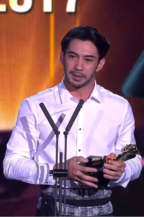 Reza Rahadian menerima Actor of the Year pada Indonesian Choice Awards 2017. Potret arsip pemeran utama, bukan adegan Semua Akan Baik Baik Saja, tokoh Langit, atau rekaman produksi 2026. Netmediatama / Wikimedia Commons, CC BY 3.0; crop sumber Commons dipakai tanpa perubahan tambahan.