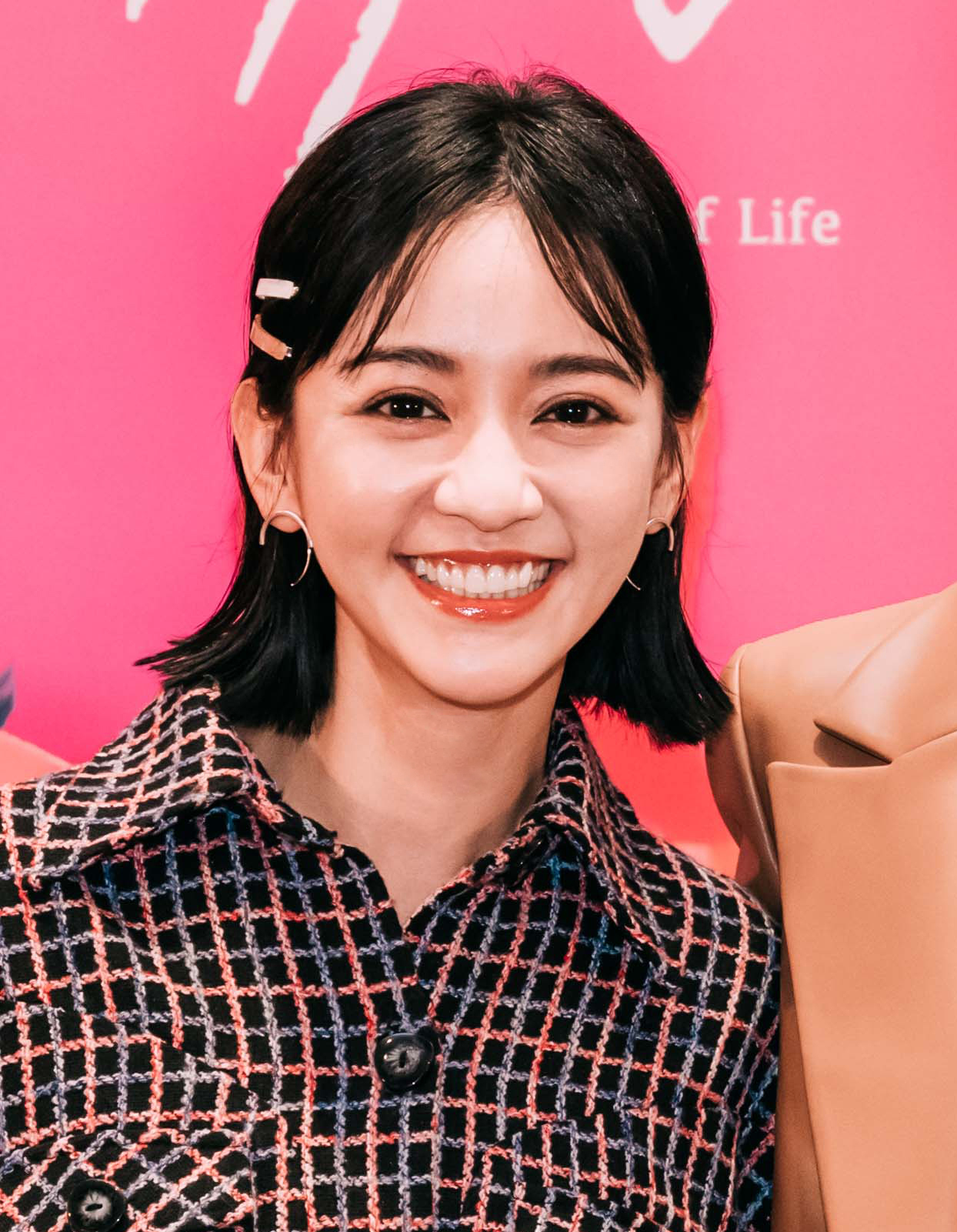 陳意涵於2021年3月20日台中簽書座談會。她是《陽光女子合唱團》主演,但這是另一部戲劇的公開活動資料照,不是電影劇照、惠貞造型、監所場景或2026年Netflix活動。臺中市政府新聞局 / Wikimedia Commons,政府網站資料開放宣告;Commons既有裁切檔原樣使用。