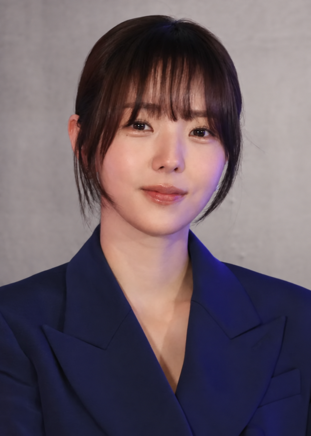 채수빈의 2026년 3월 22일 CLASSYS 행사 사진을 바탕으로 한 AI 편집 이미지. 원본: TV10 / Wikimedia Commons, CC BY 4.0. 밝기 보정 과정에서 얼굴 등의 세부가 재구성됐으며, 드라마 속 장면이나 이번 발표 현장 사진이 아닙니다.