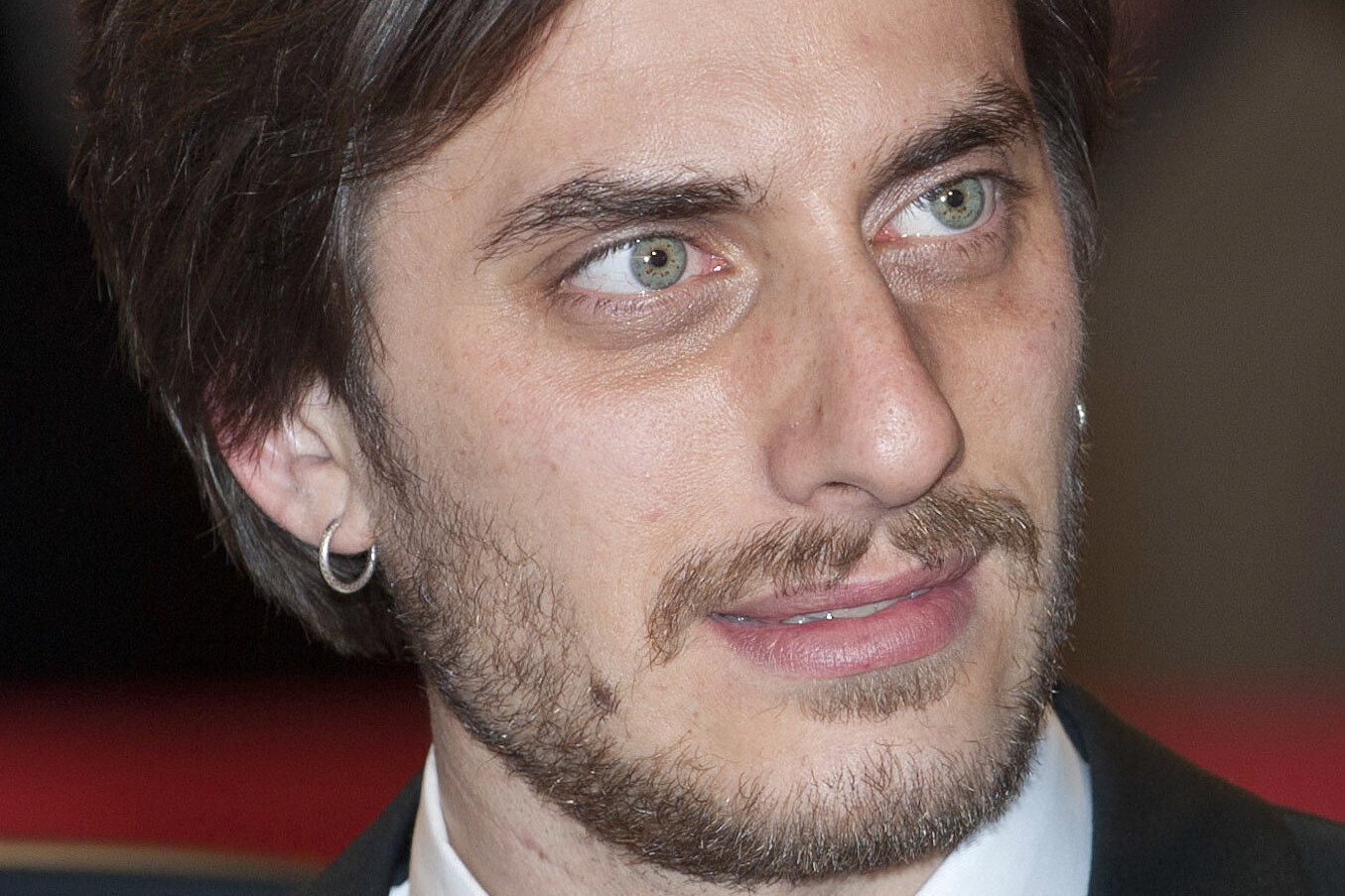 Luca Marinelli dopo gli European Shooting Stars Awards a Berlino, l’11 febbraio 2013. Foto d’archivio di Thore Siebrands / Wikimedia Commons, CC BY 3.0; ritaglio orizzontale, luminosità e contrasto modificati. Non è una scena del film né un’immagine della Mostra di Venezia 2026.