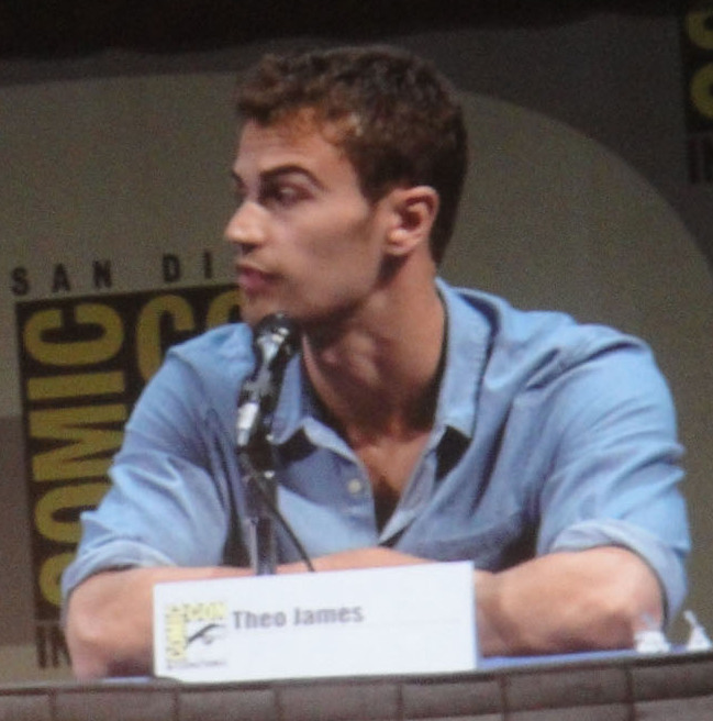 Theo James durante un panel de la Comic-Con de San Diego el 22 de julio de 2011. La foto identifica al actor que interpreta a Eddie; no es una escena de The Gentlemen ni un acto de 2026. Foto: pop culture geek / The Pop Culture Geek Network / Wikimedia Commons, CC BY 2.0. La copia de Commons ya había sido recortada de una foto de grupo; JKOOK OTT la usa sin más cambios.