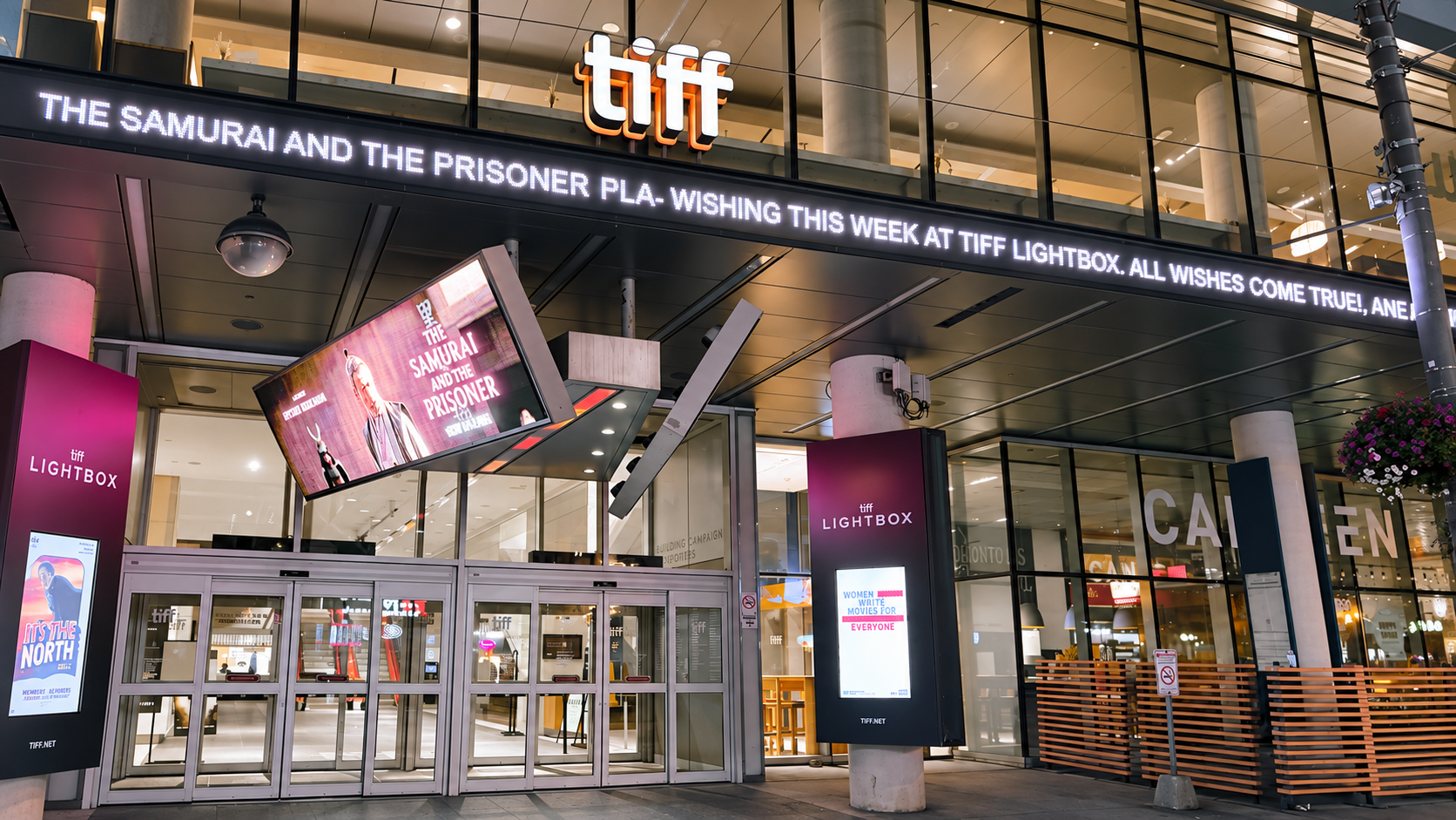 2026년 8월 16일 촬영된 TIFF 라이트박스 외관 사진을 바탕으로 만든 편집 일러스트. Limmidy 촬영, Wikimedia Commons, CC BY-SA 4.0. 16대9 크롭과 밝기·색감 보정을 적용했으며 생성 편집으로 전광판 글자와 미세한 부분이 달라질 수 있습니다. 9월 10일 개막식이나 한국 영화 상영 현장을 찍은 사진이 아닙니다.