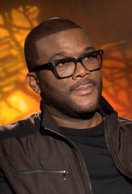 Tyler Perry durante una entrevista el 18 de octubre de 2016. Retrato de archivo del cineasta y actor; no es una escena de ¿Por qué me casé, entonces?, una foto de boda ni un evento de Netflix de 2026. AMFM STUDIOS LLC / Wikimedia Commons, CC BY 3.0; JPEG actual de Commons sin cambios.