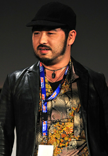 清水崇監督の資料写真。2011年3月9日にCommonsで作成された既存の切り抜きで、『八つ墓村』の場面、村の風景、2026年の撮影現場ではありません。撮影:Saskia Batugowski、切り抜き:RanZag / Wikimedia Commons、CC BY 2.0。本站での追加変更はありません。